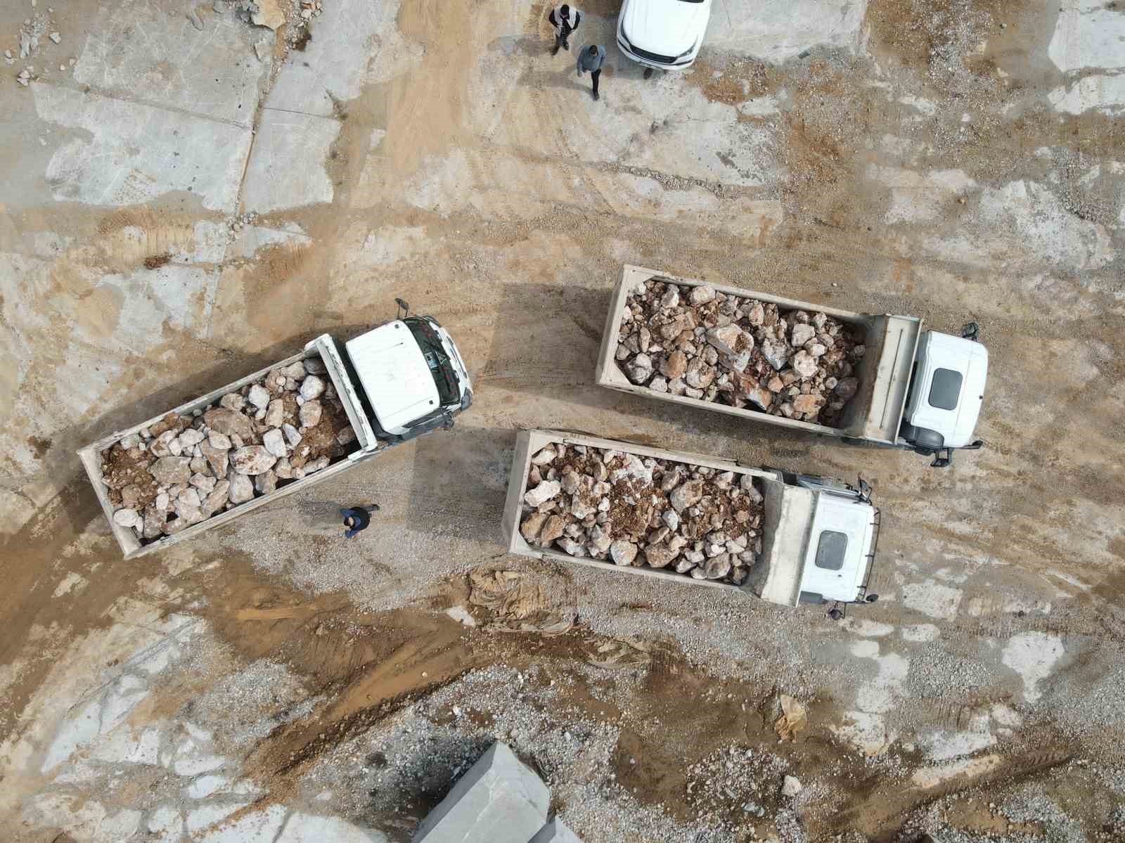 Binlerce kişinin ziyaret ettiği Valla Kanyonu ve Ilıca Şelalesi’nin yolu bayrama hazır hale getirildi
