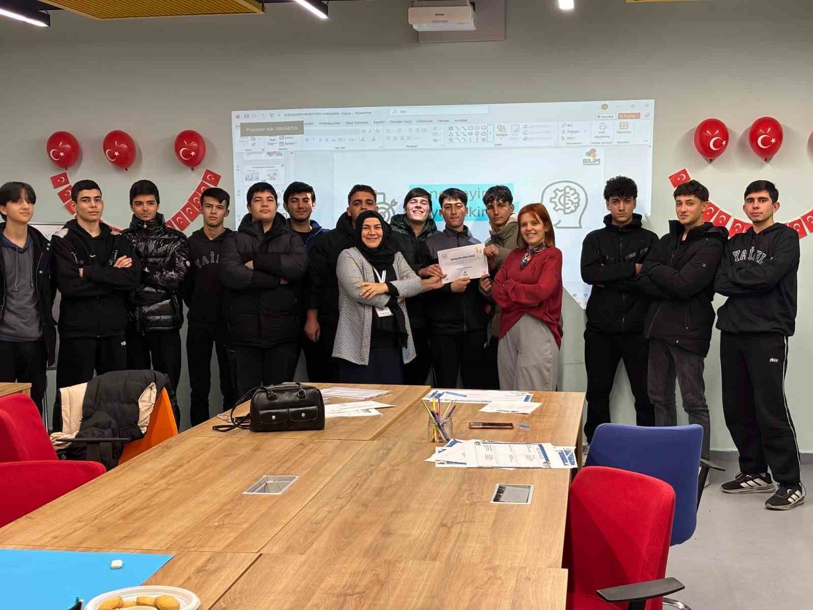 Binlerce öğrenci ara tatilde bilimle buluştu
