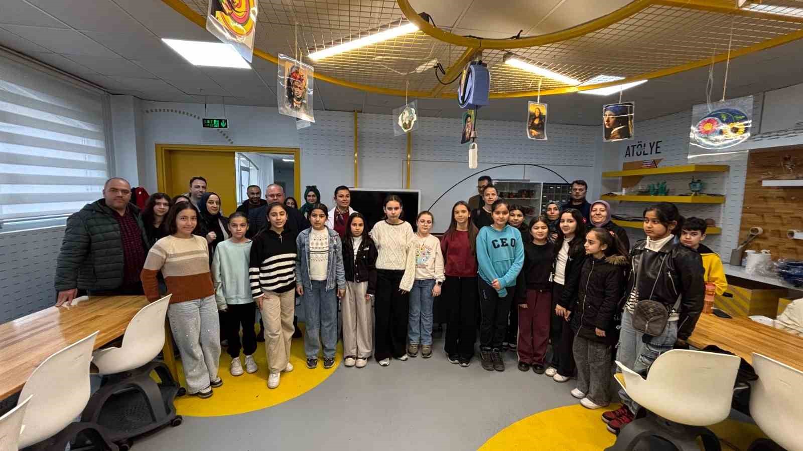 Binlerce öğrenci ara tatilde bilimle buluştu
