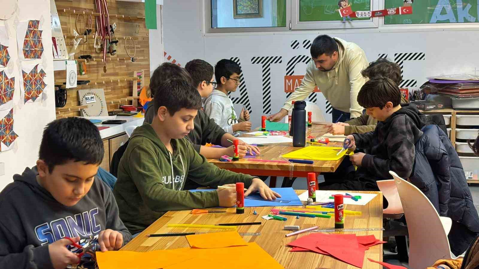 Binlerce öğrenci ara tatilde bilimle buluştu
