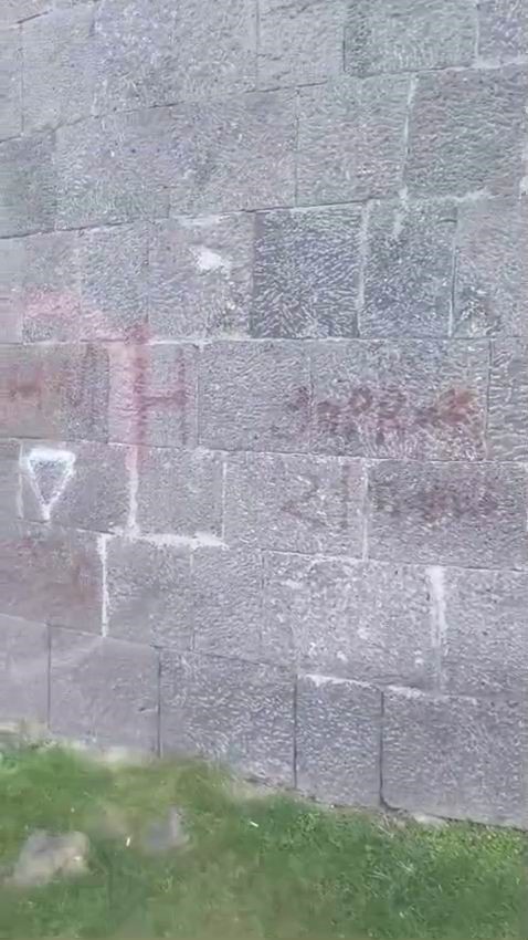 Binlerce yıllık surlara gelişigüzel yazılar yazdılar
