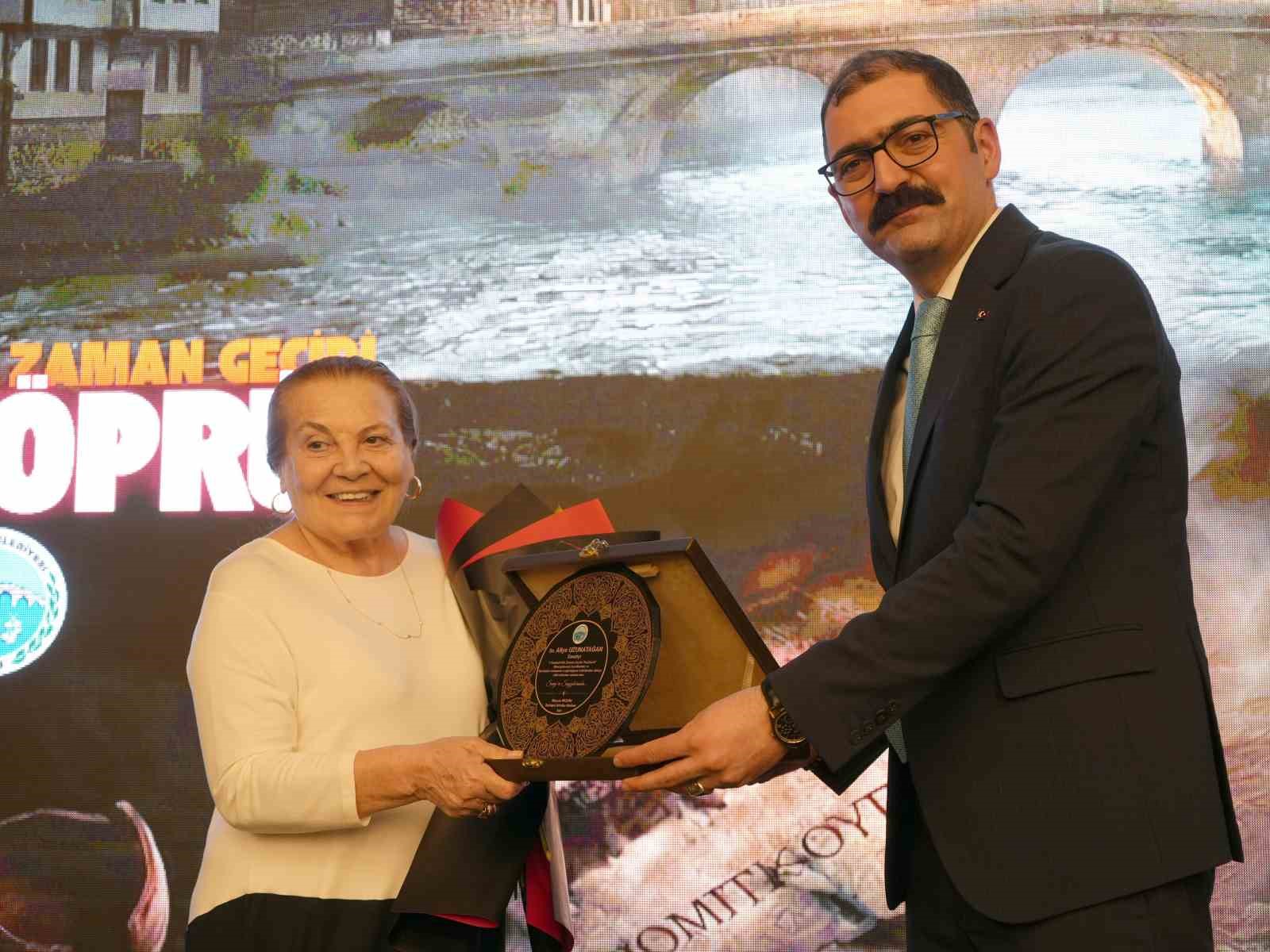 Binlerce yıllık tarihe yapay zekayla ışık tutulan filmin galasına yoğun ilgi
Binlerce yıllık tarihe yapay zekayla ışık tutulan filmin galasına yoğun ilgi