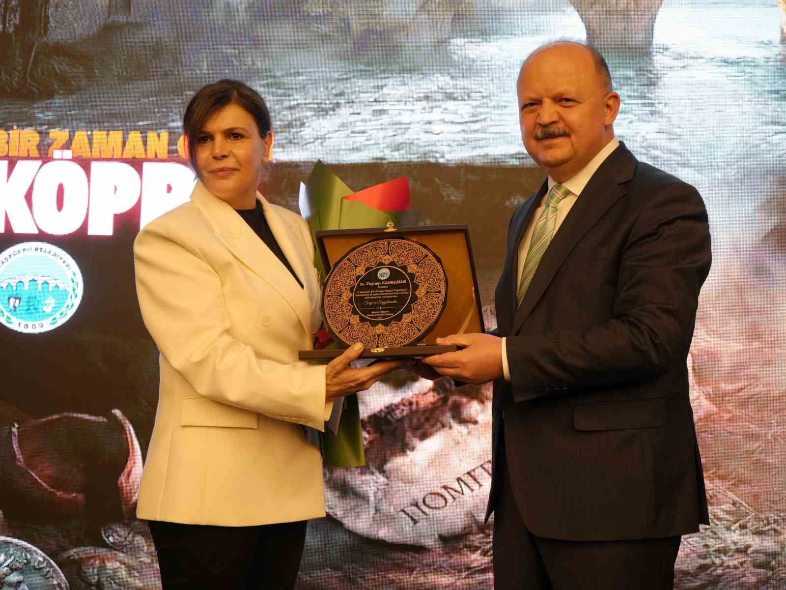 Binlerce yıllık tarihe yapay zekayla ışık tutulan filmin galasına yoğun ilgi
Binlerce yıllık tarihe yapay zekayla ışık tutulan filmin galasına yoğun ilgi