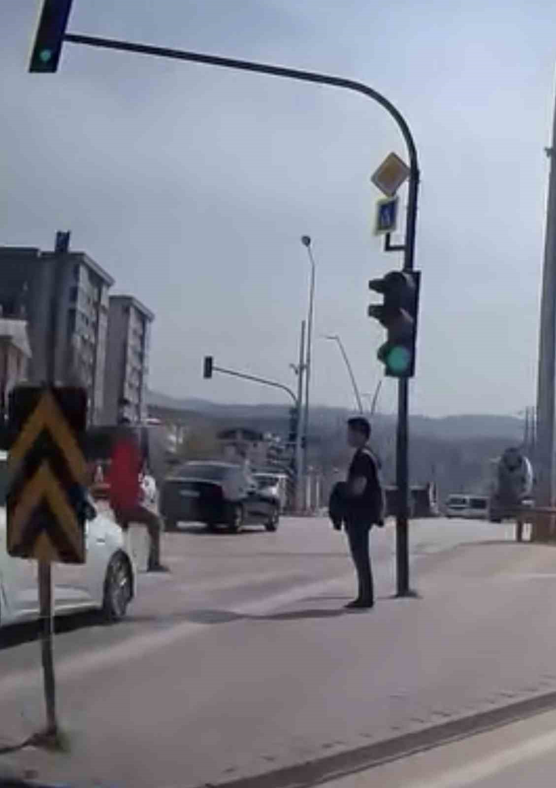 Bir adım hayat kurtardı… Kırmızı ışıkta yola atladı, facia teğet geçti
