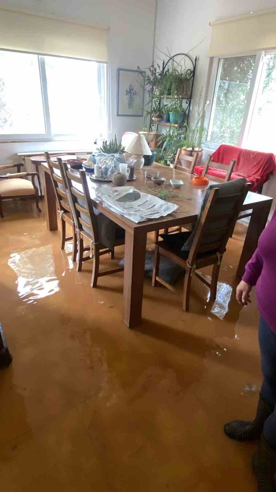 Bir anda bastıran yağmur kamyoneti yolda bıraktı, bir evi su bastı
