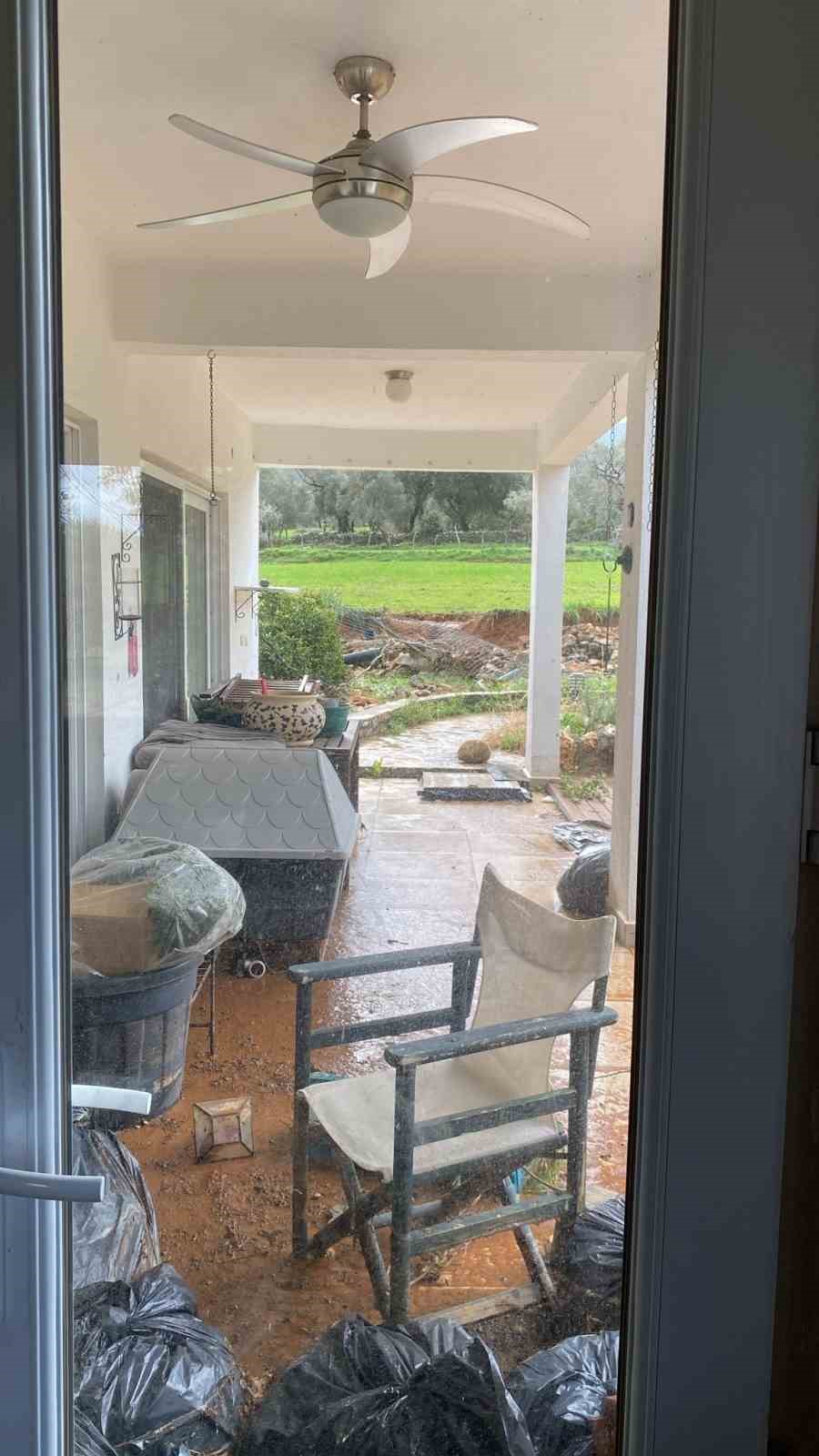 Bir anda bastıran yağmur kamyoneti yolda bıraktı, bir evi su bastı
