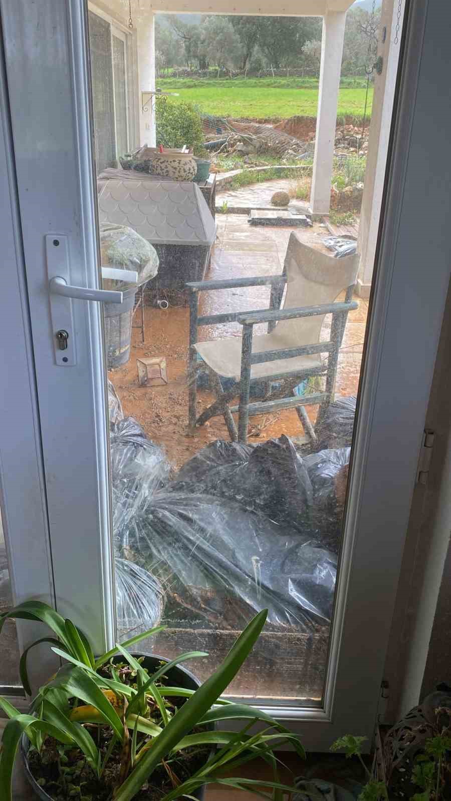 Bir anda bastıran yağmur kamyoneti yolda bıraktı, bir evi su bastı
