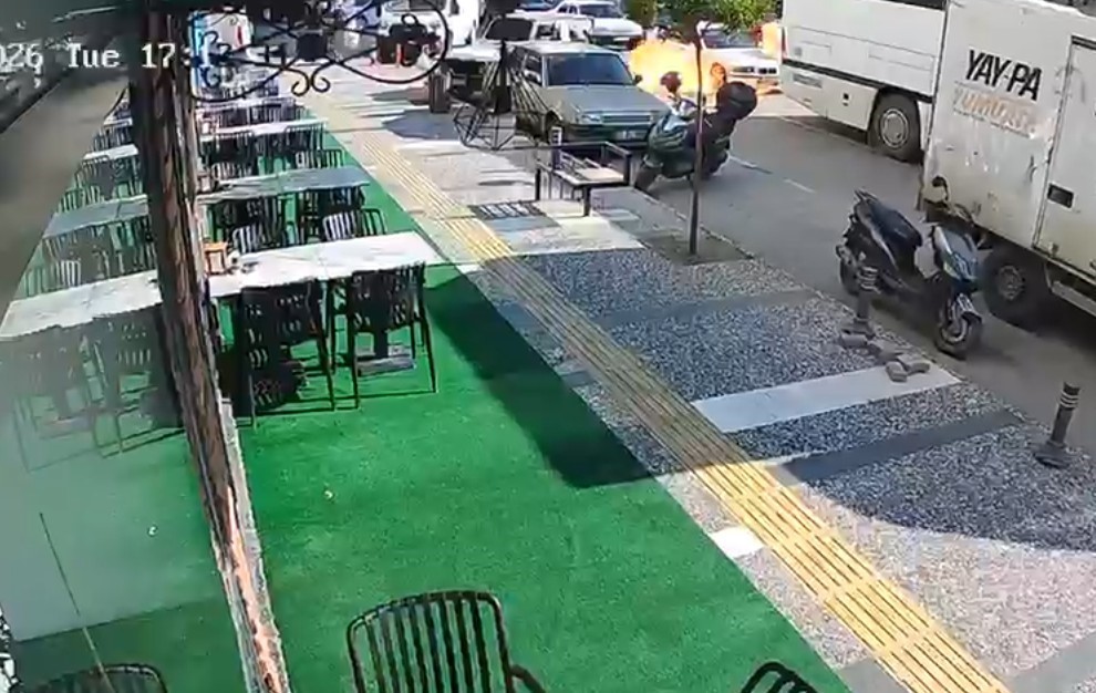 Bir anda patlayıp alev topuna dönen araçtan atlayıp canlarını zor kurtardılar
