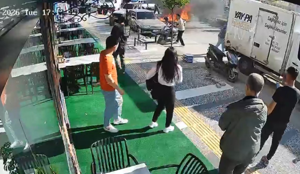 Bir anda patlayıp alev topuna dönen araçtan atlayıp canlarını zor kurtardılar
