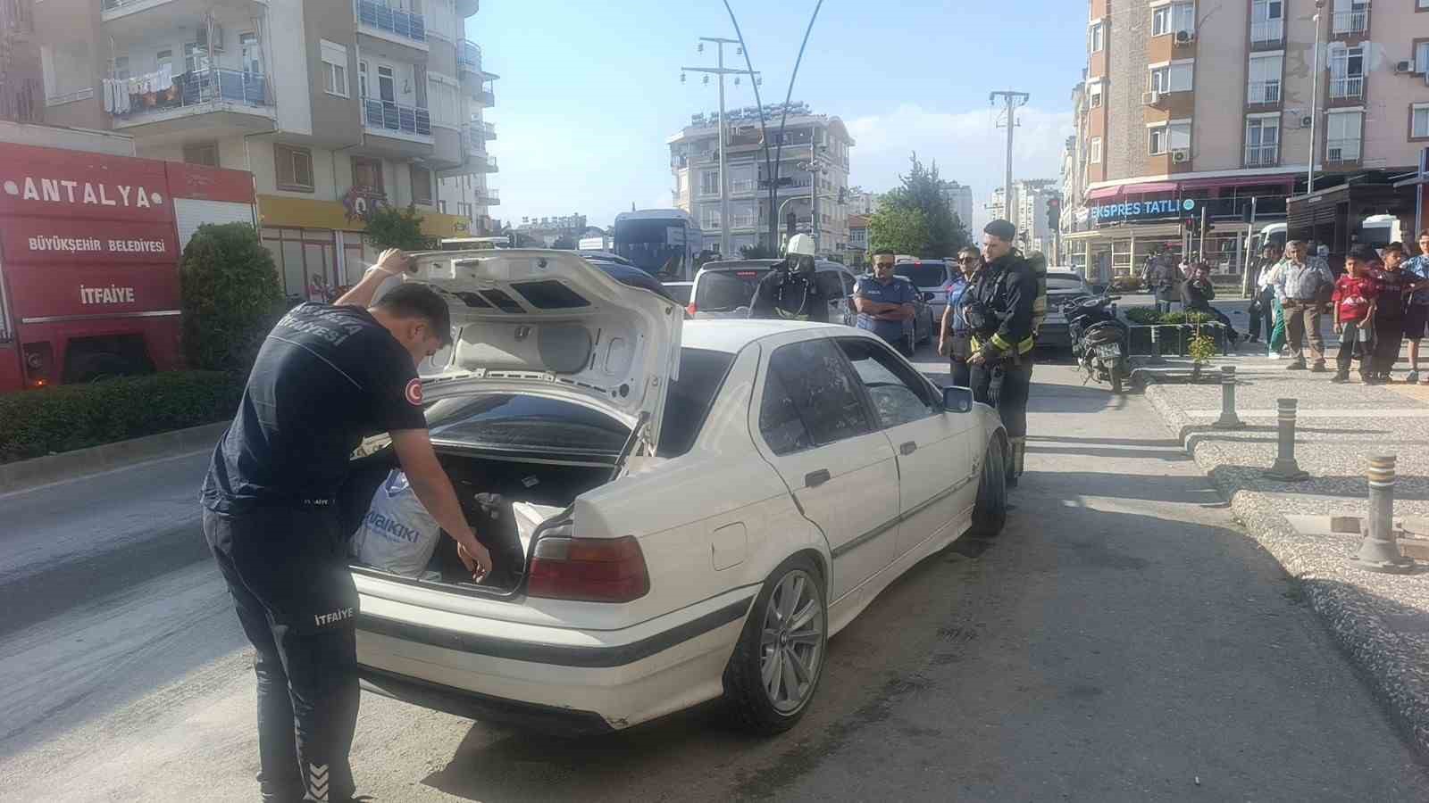 Bir anda patlayıp alev topuna dönen araçtan atlayıp canlarını zor kurtardılar
