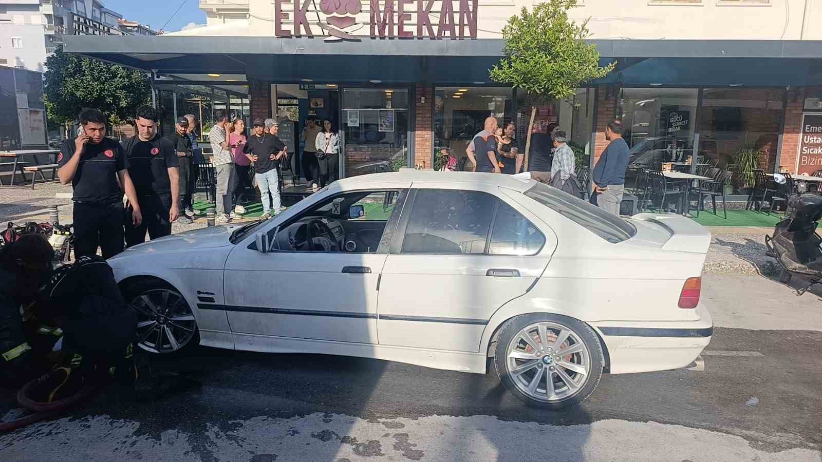 Bir anda patlayıp alev topuna dönen araçtan atlayıp canlarını zor kurtardılar
