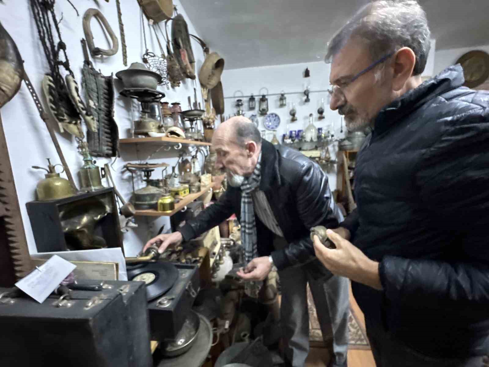 Bir bisküvi kutusuyla başladı, 15 bine yakın parçadan oluşan etnografya koleksiyonuna dönüştü
