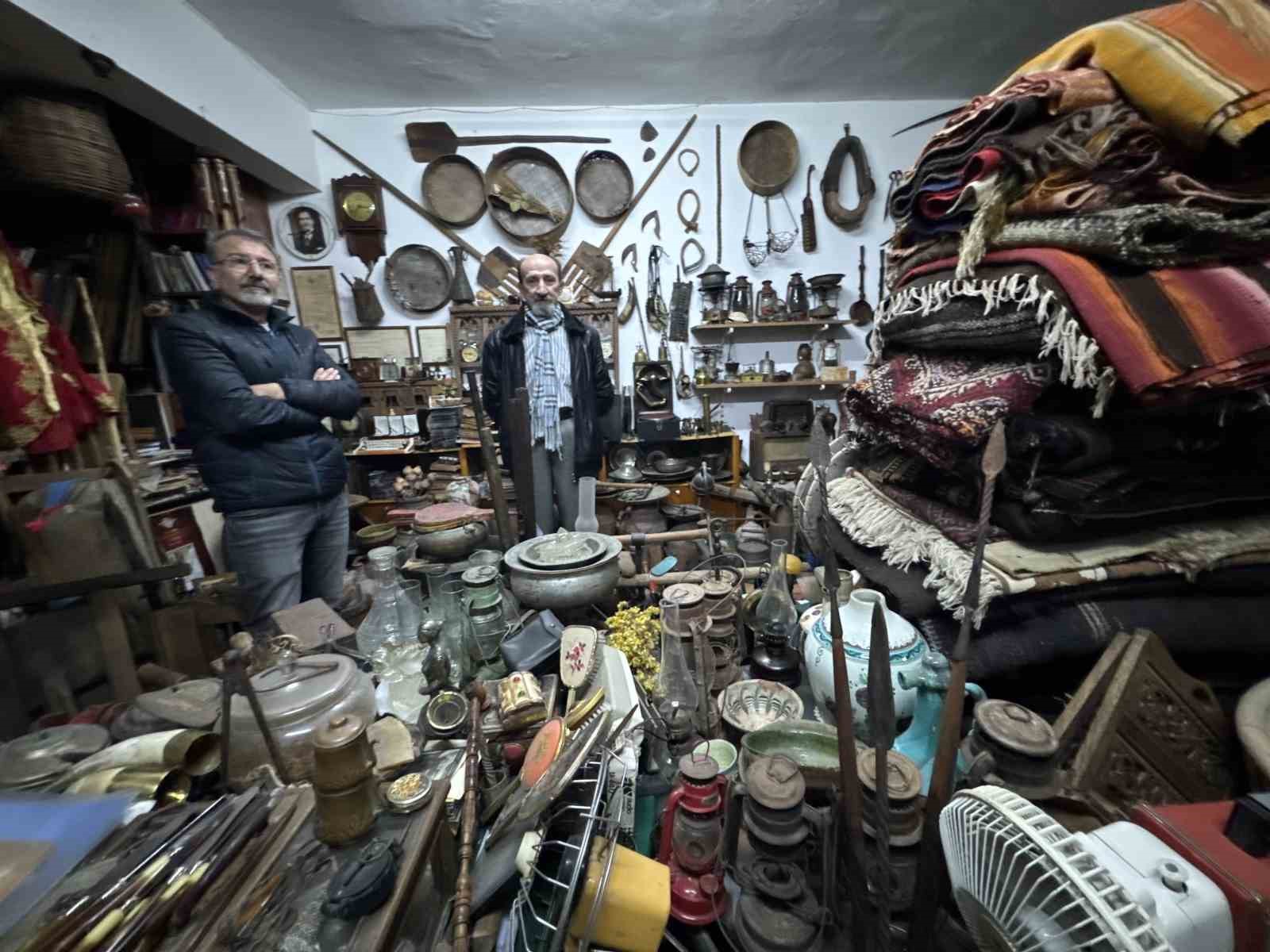 Bir bisküvi kutusuyla başladı, 15 bine yakın parçadan oluşan etnografya koleksiyonuna dönüştü
