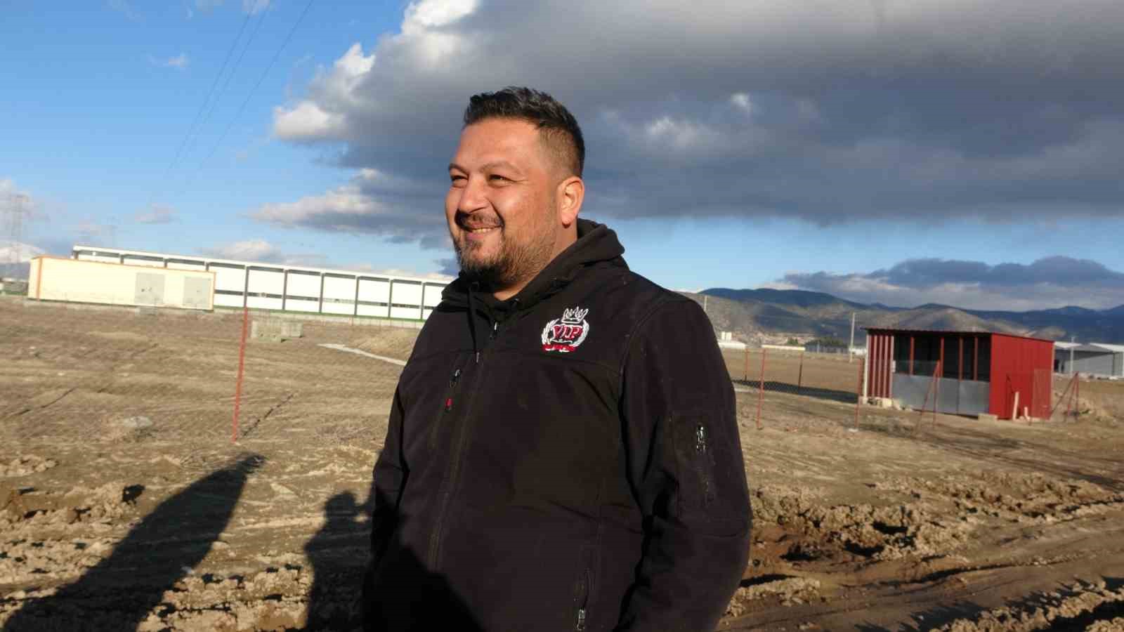 Bir çekiciyi kurtarmaya giden iki çekici de çamura saplandı
