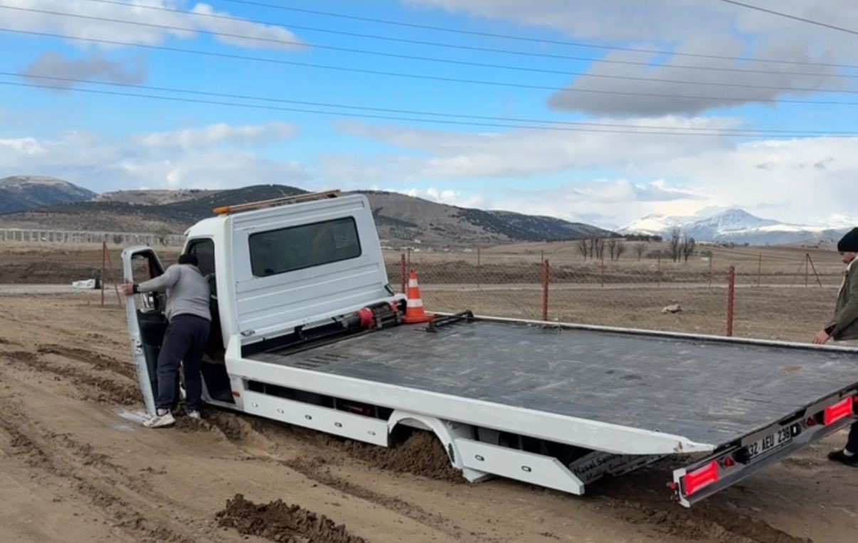 Bir çekiciyi kurtarmaya giden iki çekici de çamura saplandı
