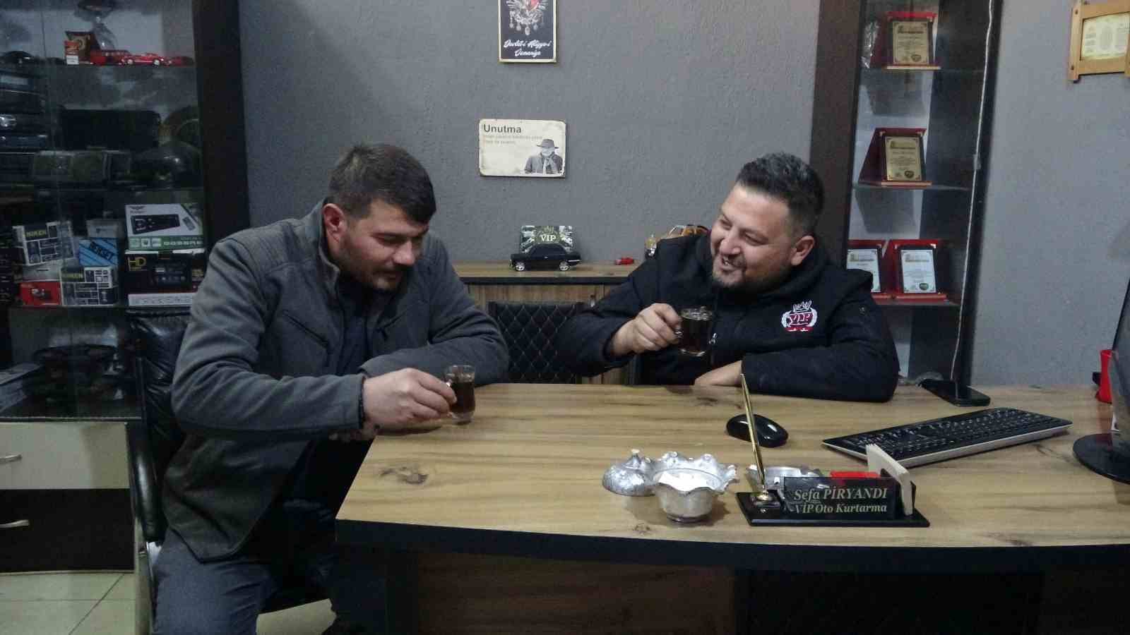 Bir çekiciyi kurtarmaya giden iki çekici de çamura saplandı
