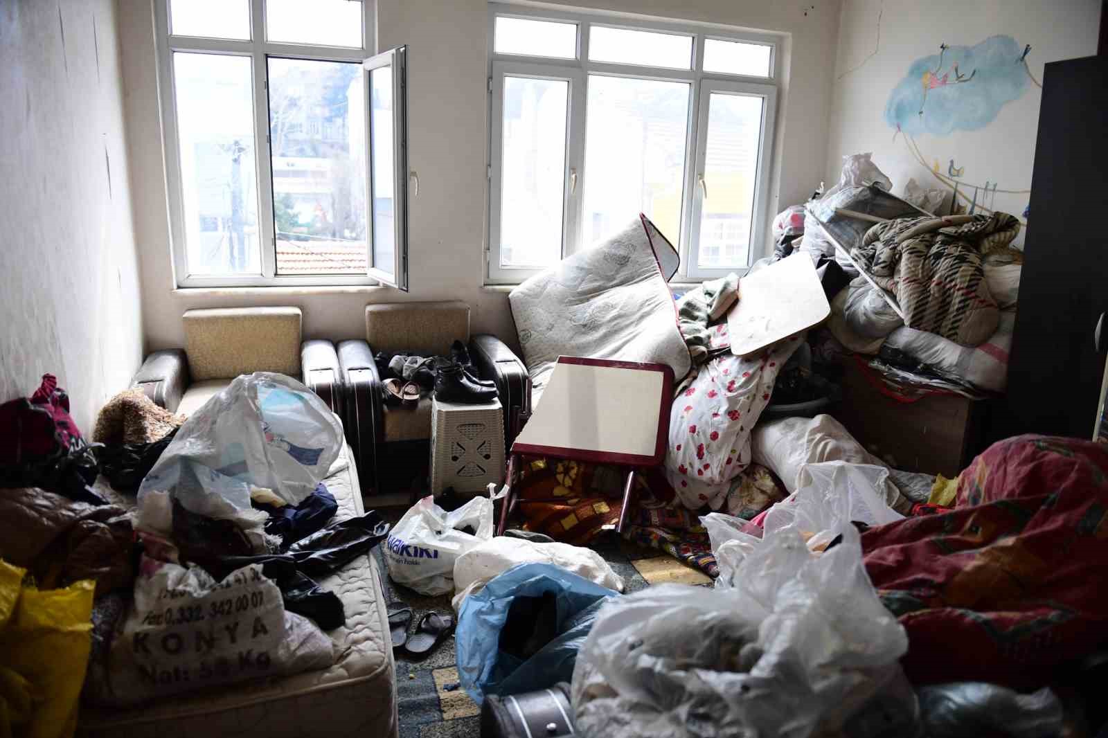 Bir daireden 4 kamyon çöp çıktı
