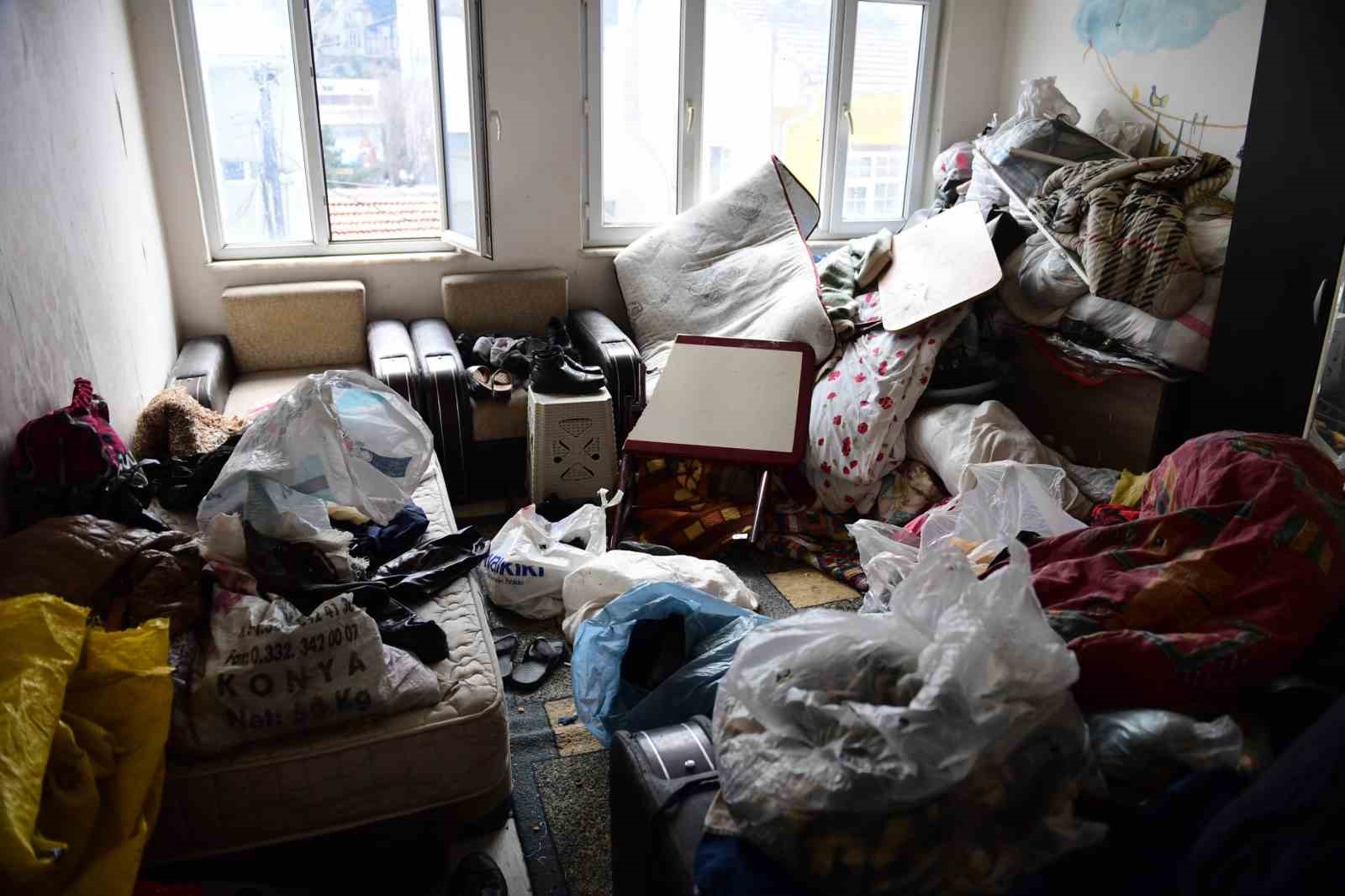 Bir daireden 4 kamyon çöp çıktı
