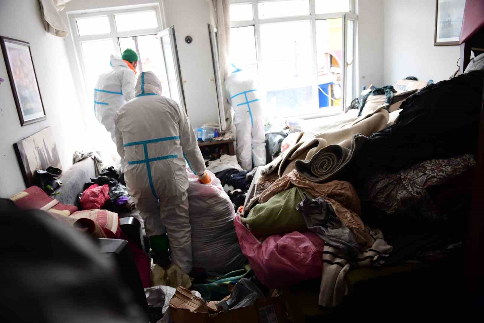 Bir daireden 4 kamyon çöp çıktı
