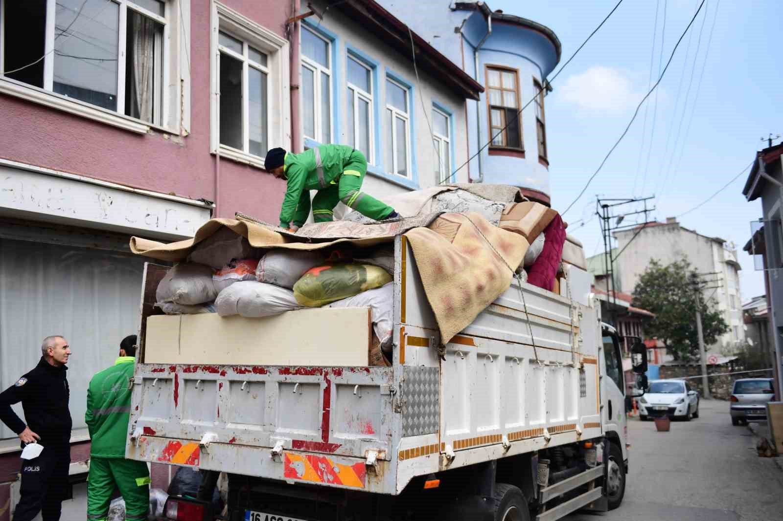 Bir daireden 4 kamyon çöp çıktı
