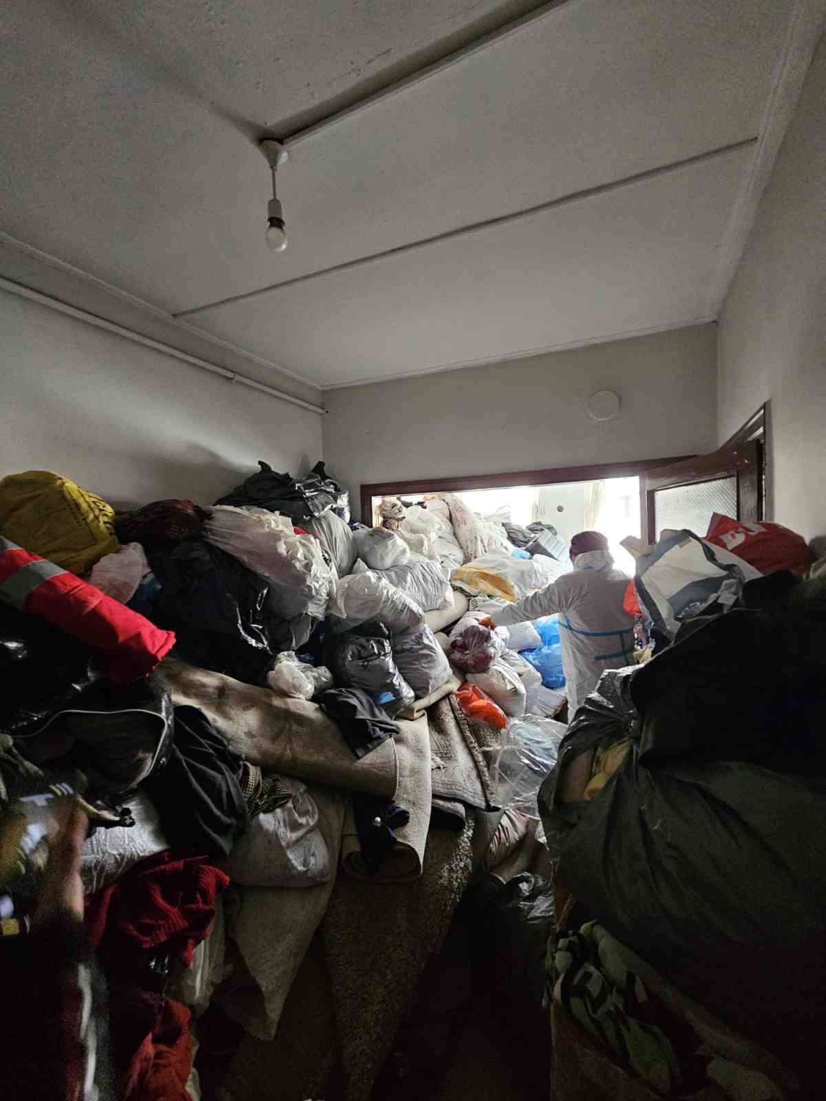 Bir daireden 4 kamyon çöp çıktı
