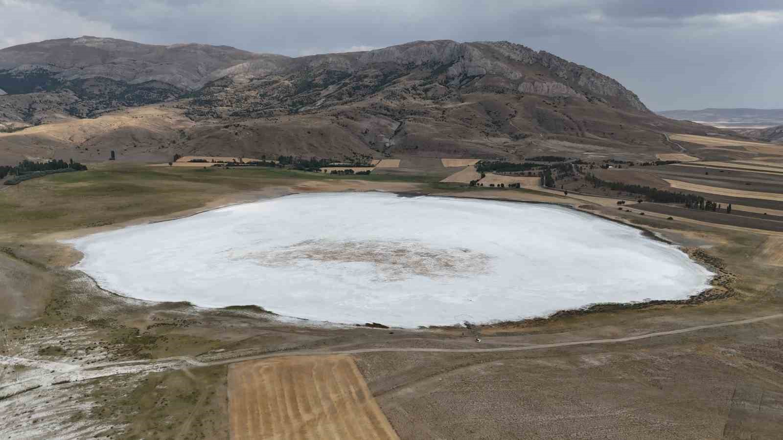 Bir dönem tamamen kuruyup beyaz örtüyle kaplanmıştı, yeniden su tuttu

