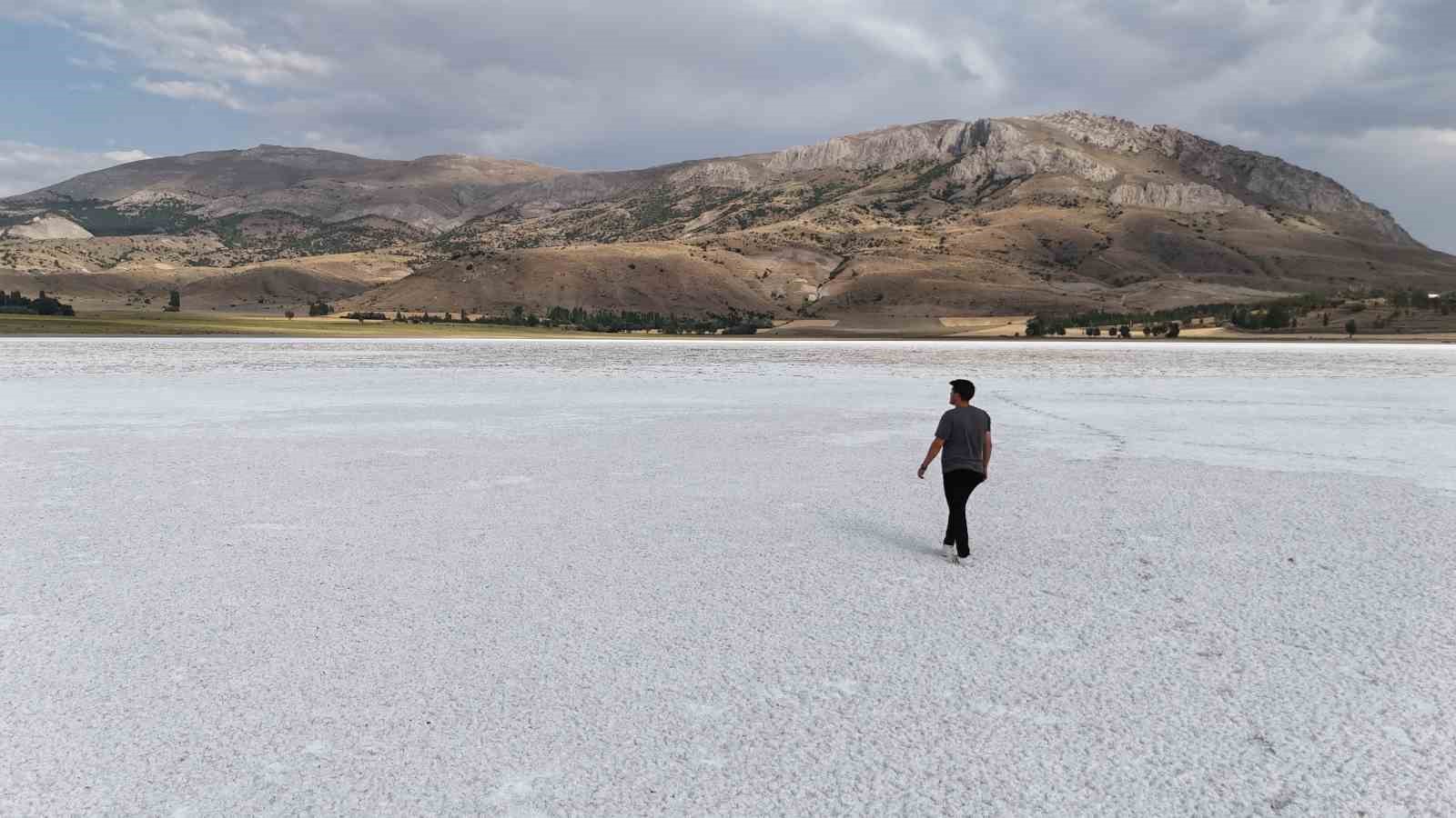 Bir dönem tamamen kuruyup beyaz örtüyle kaplanmıştı, yeniden su tuttu
