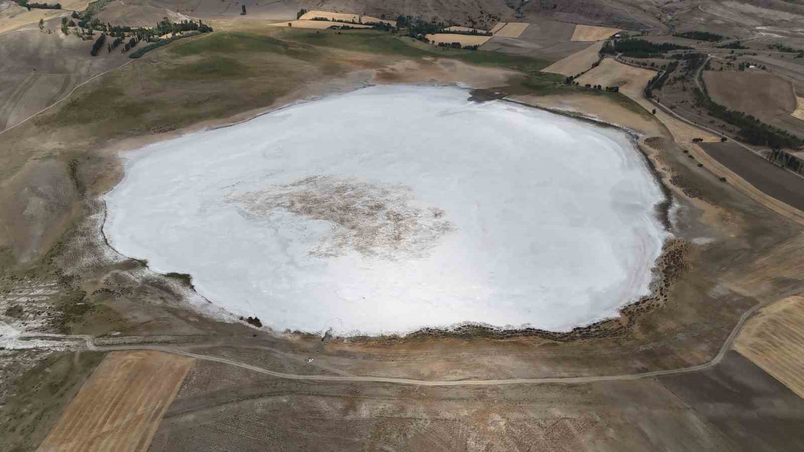 Bir dönem tamamen kuruyup beyaz örtüyle kaplanmıştı, yeniden su tuttu
