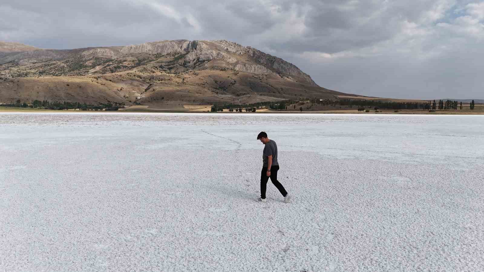 Bir dönem tamamen kuruyup beyaz örtüyle kaplanmıştı, yeniden su tuttu
