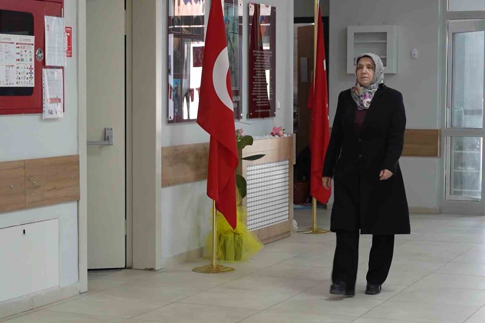 Bir eğitimcinin unutamadığı 28 Şubat gerçeği: "Kütüphanede ‘Allah’ yazan kitap bile yasaktı"
Bir eğitimcinin unutamadığı 28 Şubat gerçeği: "Kütüphanede ‘Allah’ yazan kitap bile yasaktı"