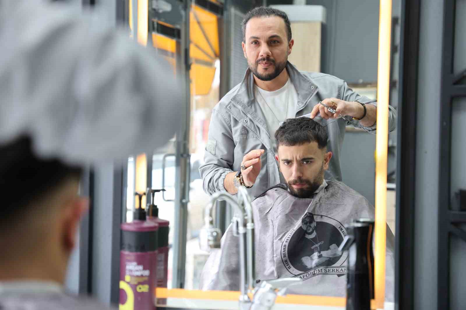 Bir elinde makas diğer elinde mikrofon
