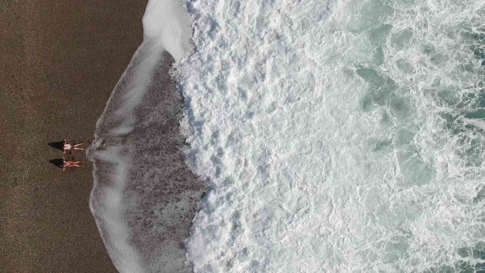 Bir hafta aradan sonra güneşi gören Antalyalılar sahile akın etti
