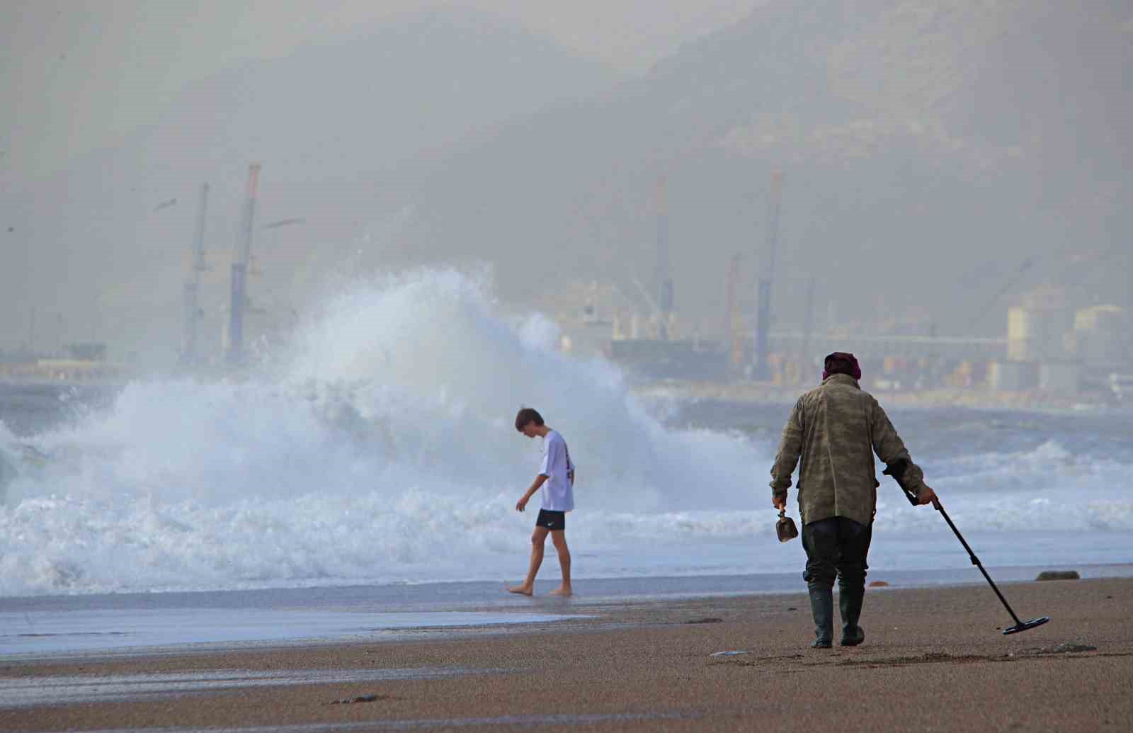 Bir hafta aradan sonra güneşi gören Antalyalılar sahile akın etti
