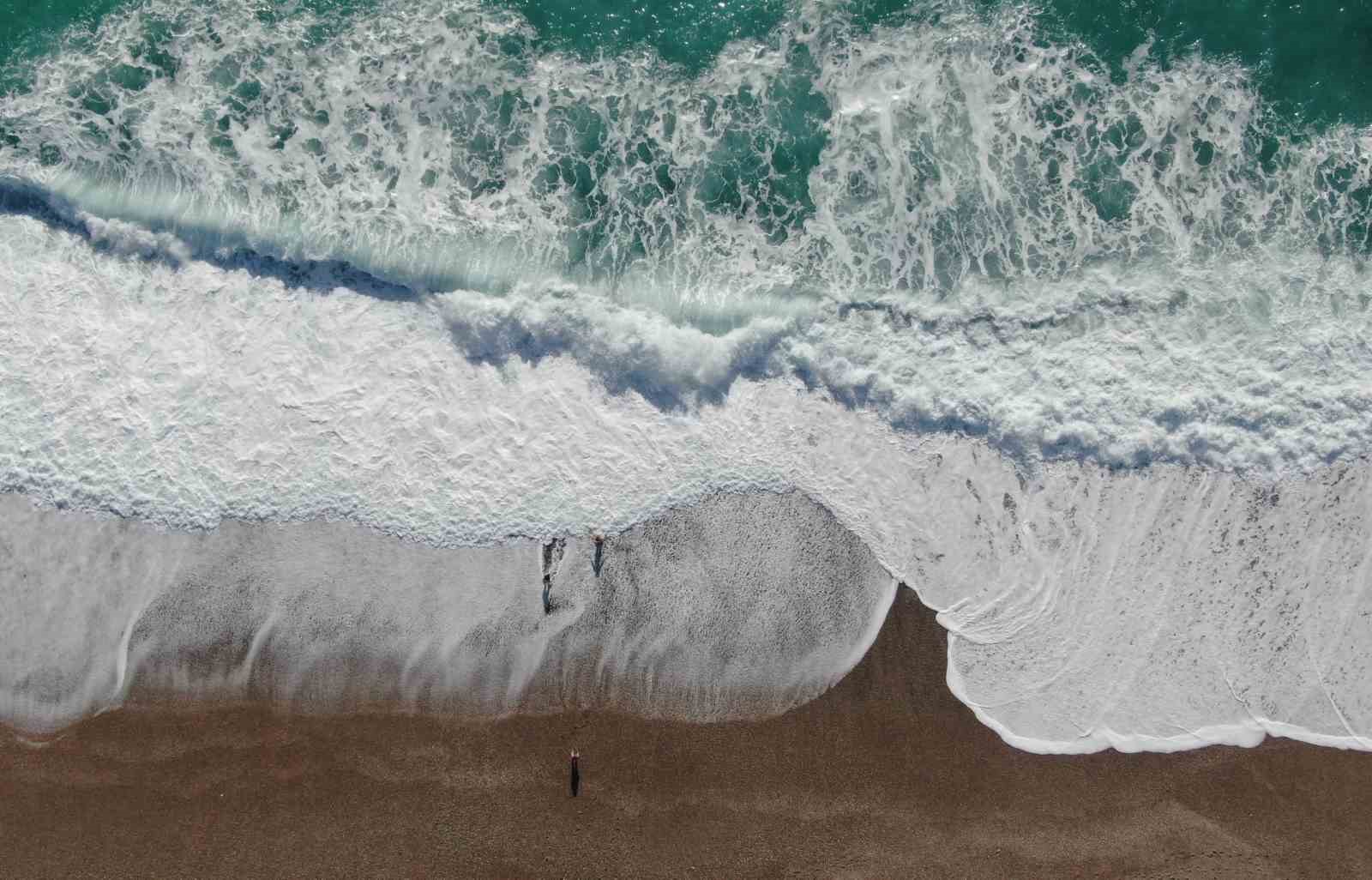 Bir hafta aradan sonra güneşi gören Antalyalılar sahile akın etti
