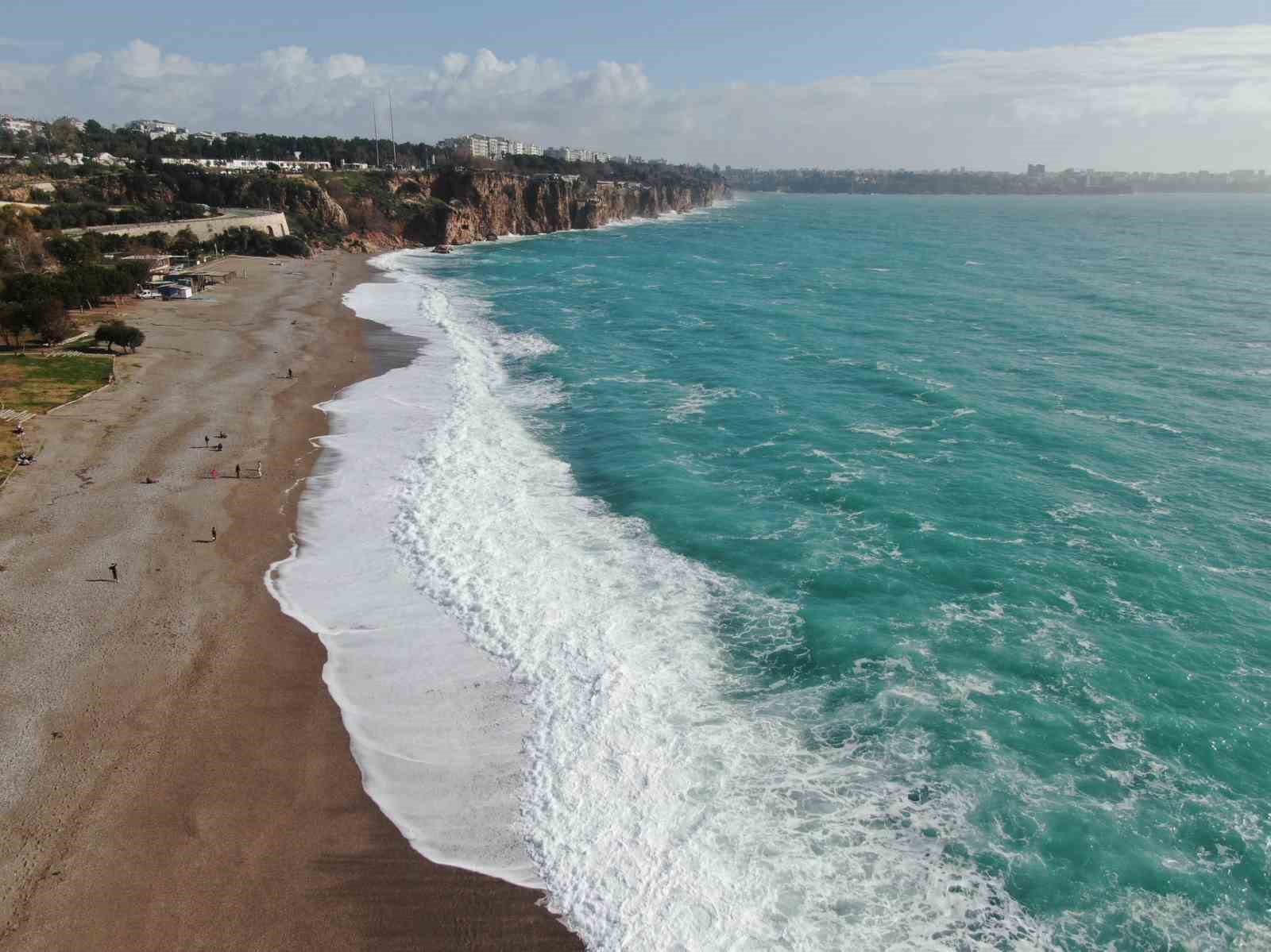 Bir hafta aradan sonra güneşi gören Antalyalılar sahile akın etti
