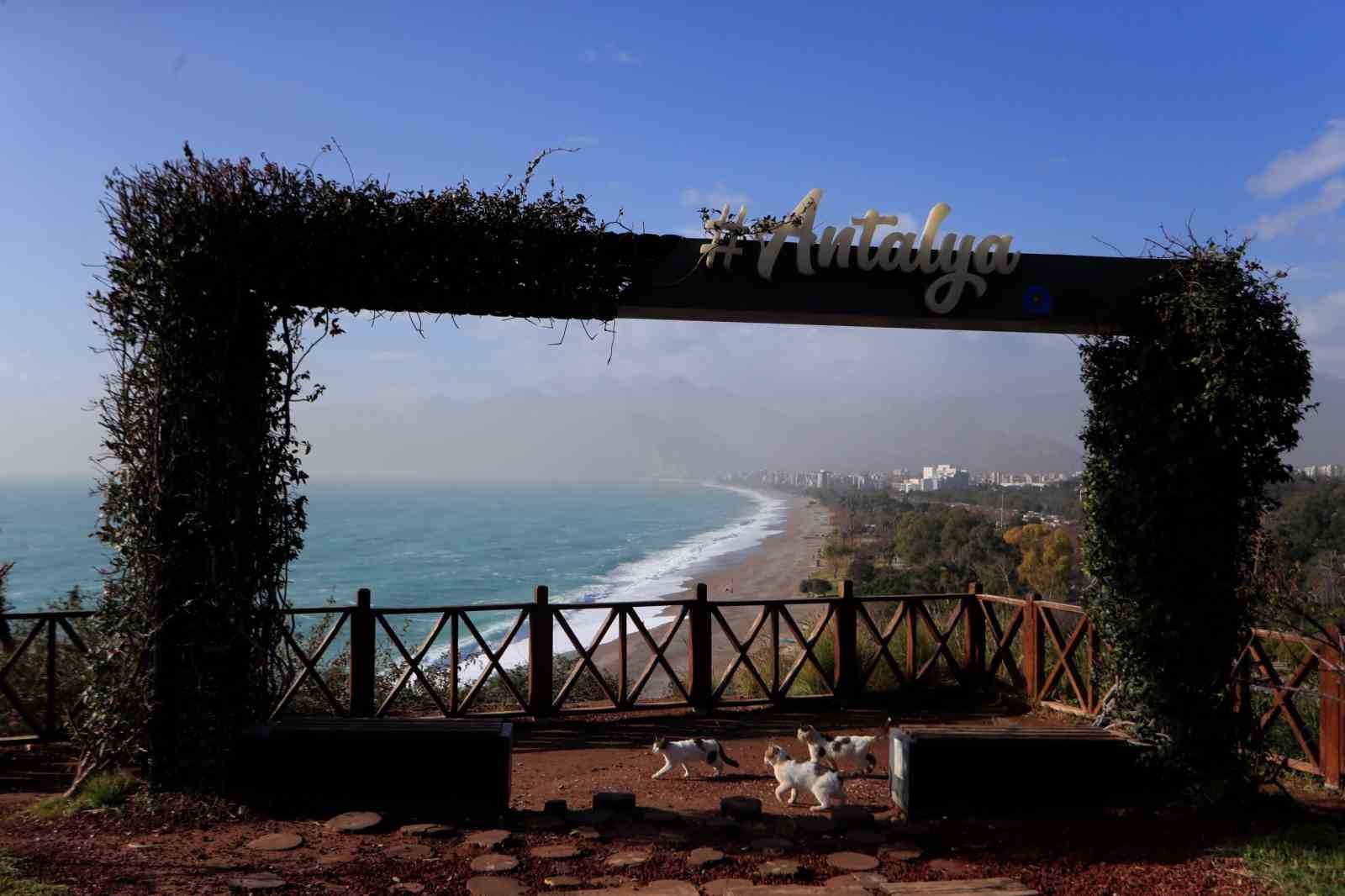 Bir hafta aradan sonra güneşi gören Antalyalılar sahile akın etti
