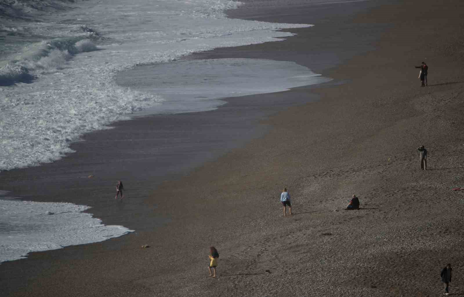 Bir hafta aradan sonra güneşi gören Antalyalılar sahile akın etti
