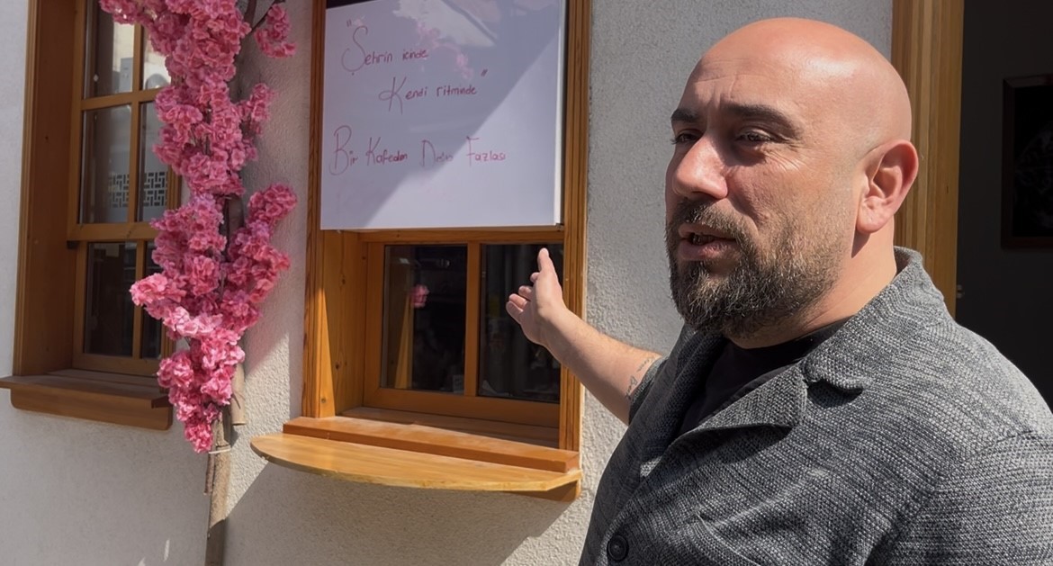 ‘Bir kafeden daha fazlası’ yazısını fark etti, ağacı sırtlayıp gitti O anlar kamerada

