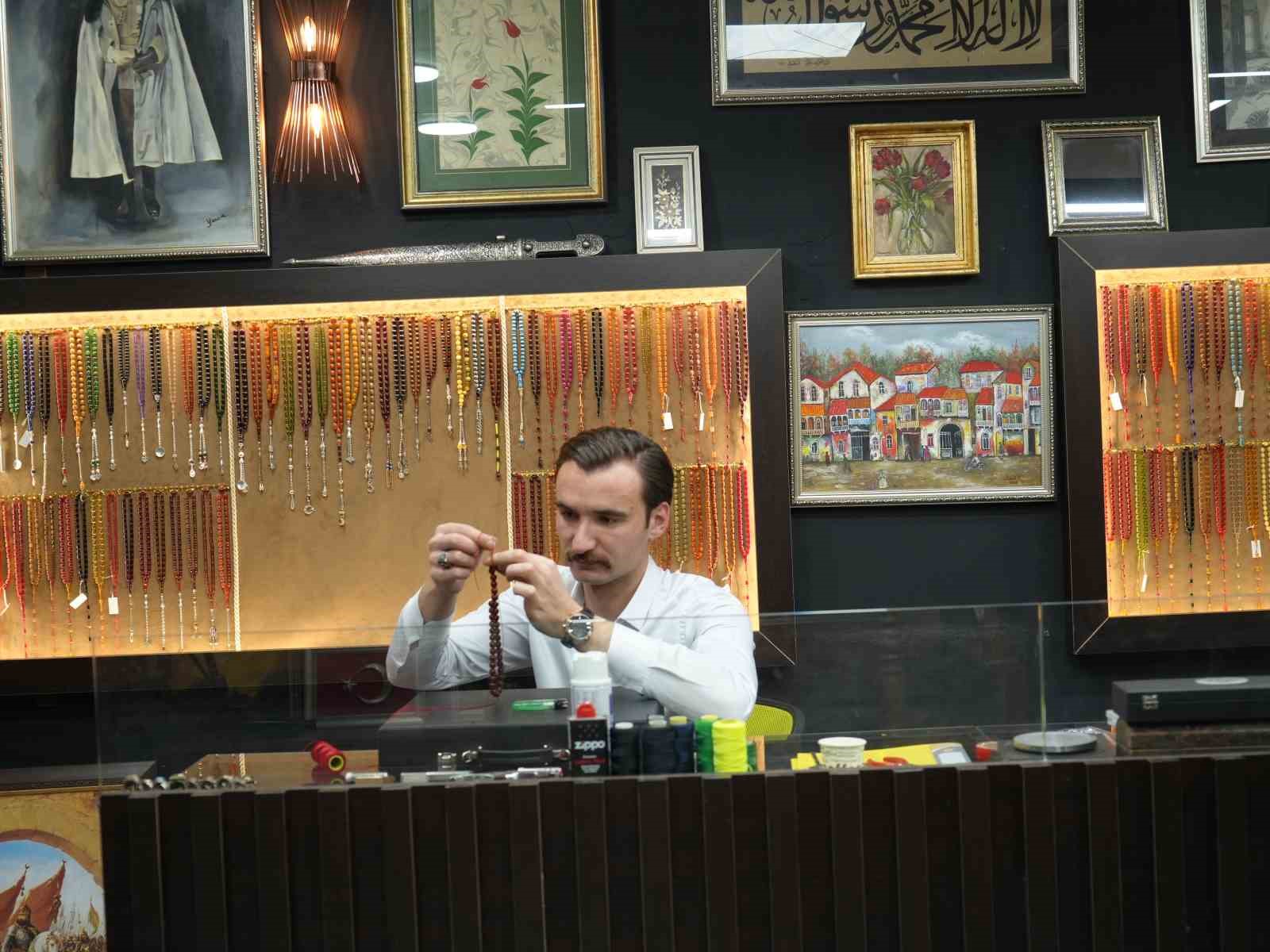 Bir merakla başladı, şimdi tespih yapabilmek için iki gününü harcıyor
