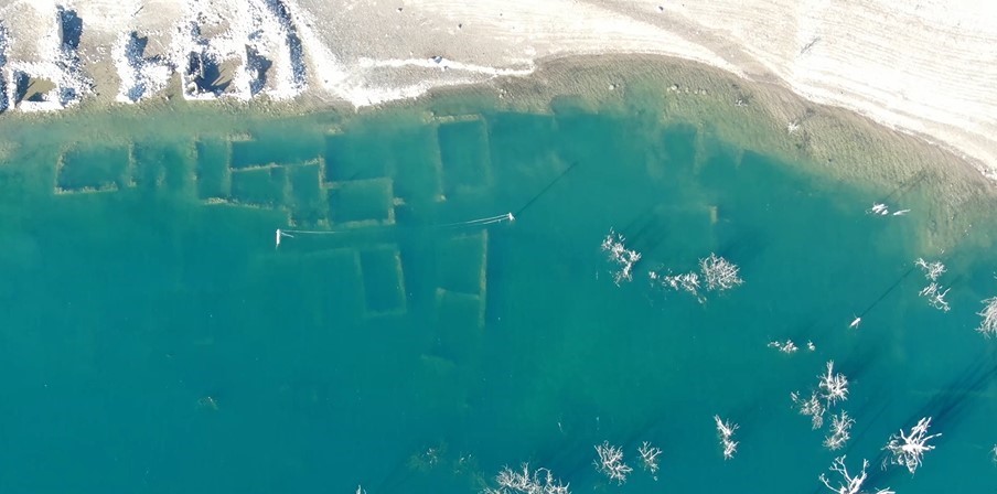Bir zamanlar tamamen sular altında kalan köy, şimdi de kar altında kaldı
