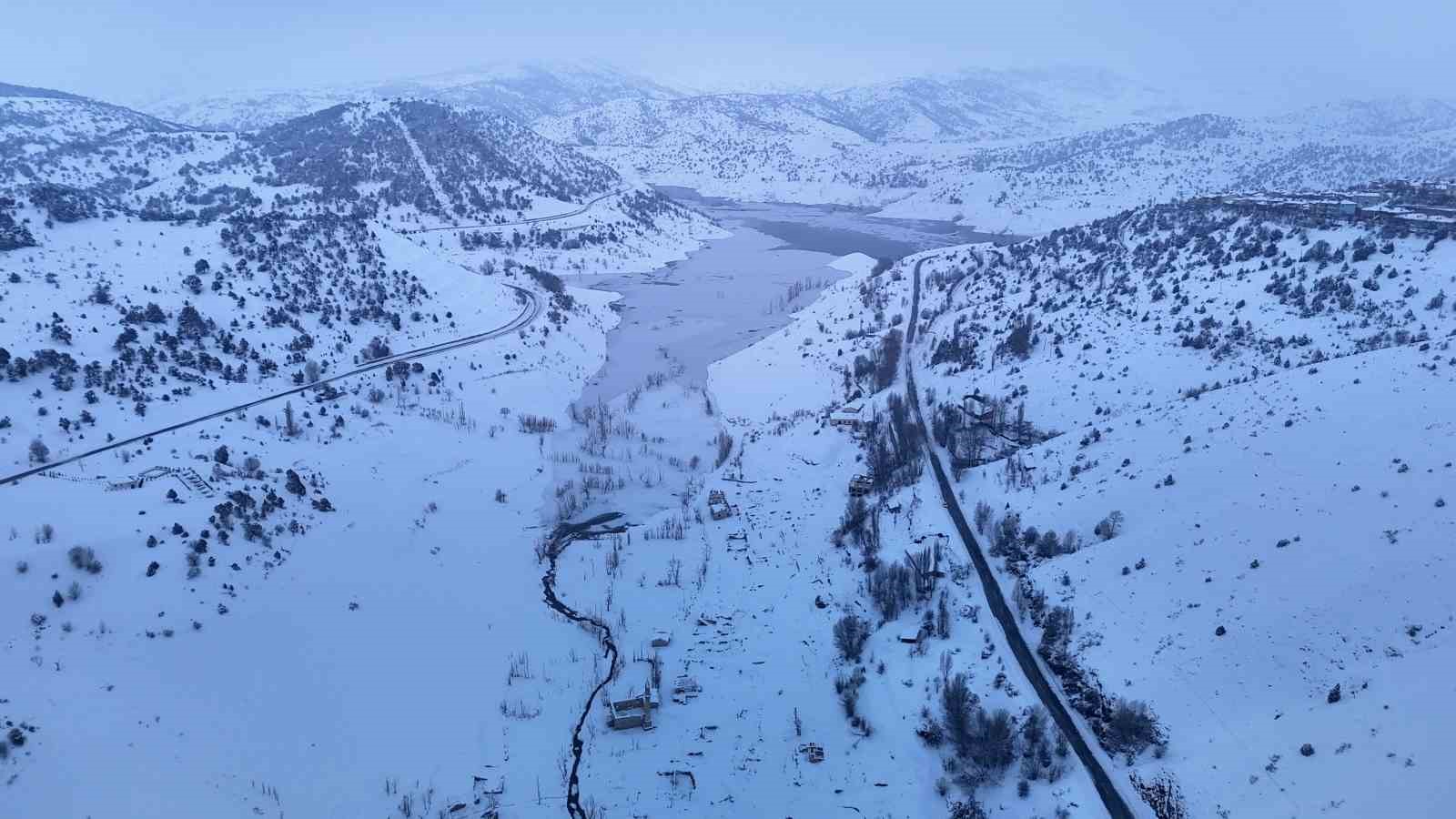 Bir zamanlar tamamen sular altında kalan köy, şimdi de kar altında kaldı
