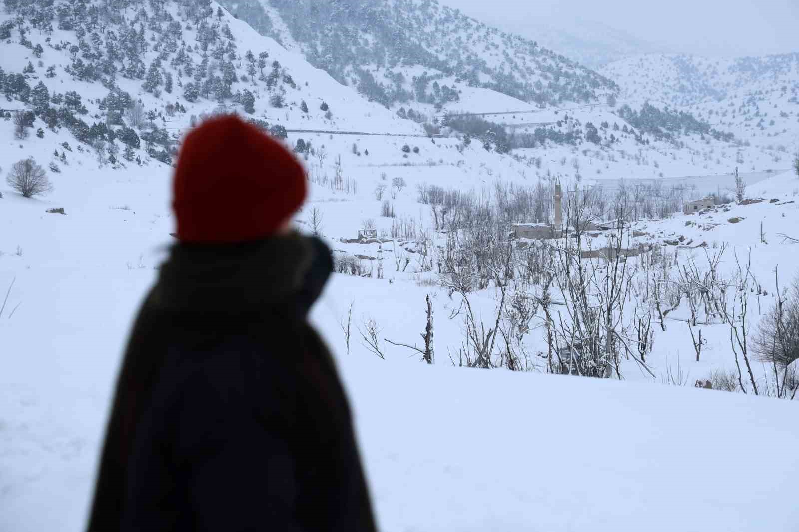 Bir zamanlar tamamen sular altında kalan köy, şimdi de kar altında kaldı
