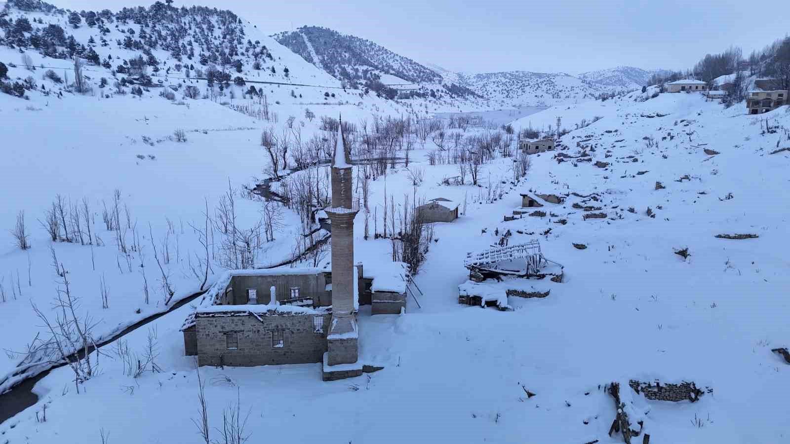 Bir zamanlar tamamen sular altında kalan köy, şimdi de kar altında kaldı
