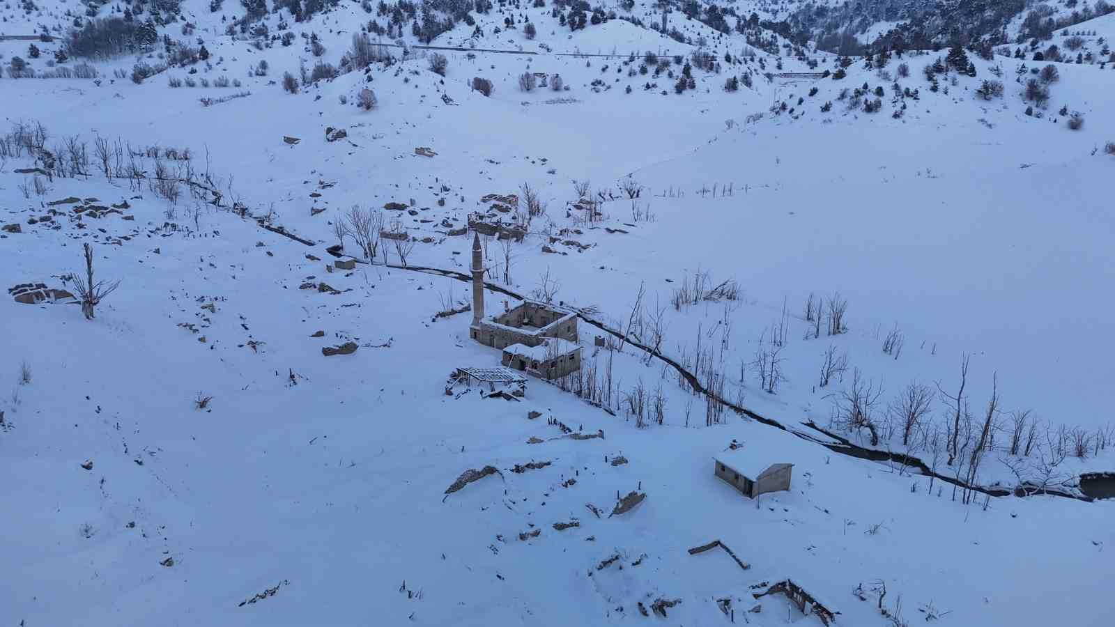 Bir zamanlar tamamen sular altında kalan köy, şimdi de kar altında kaldı
