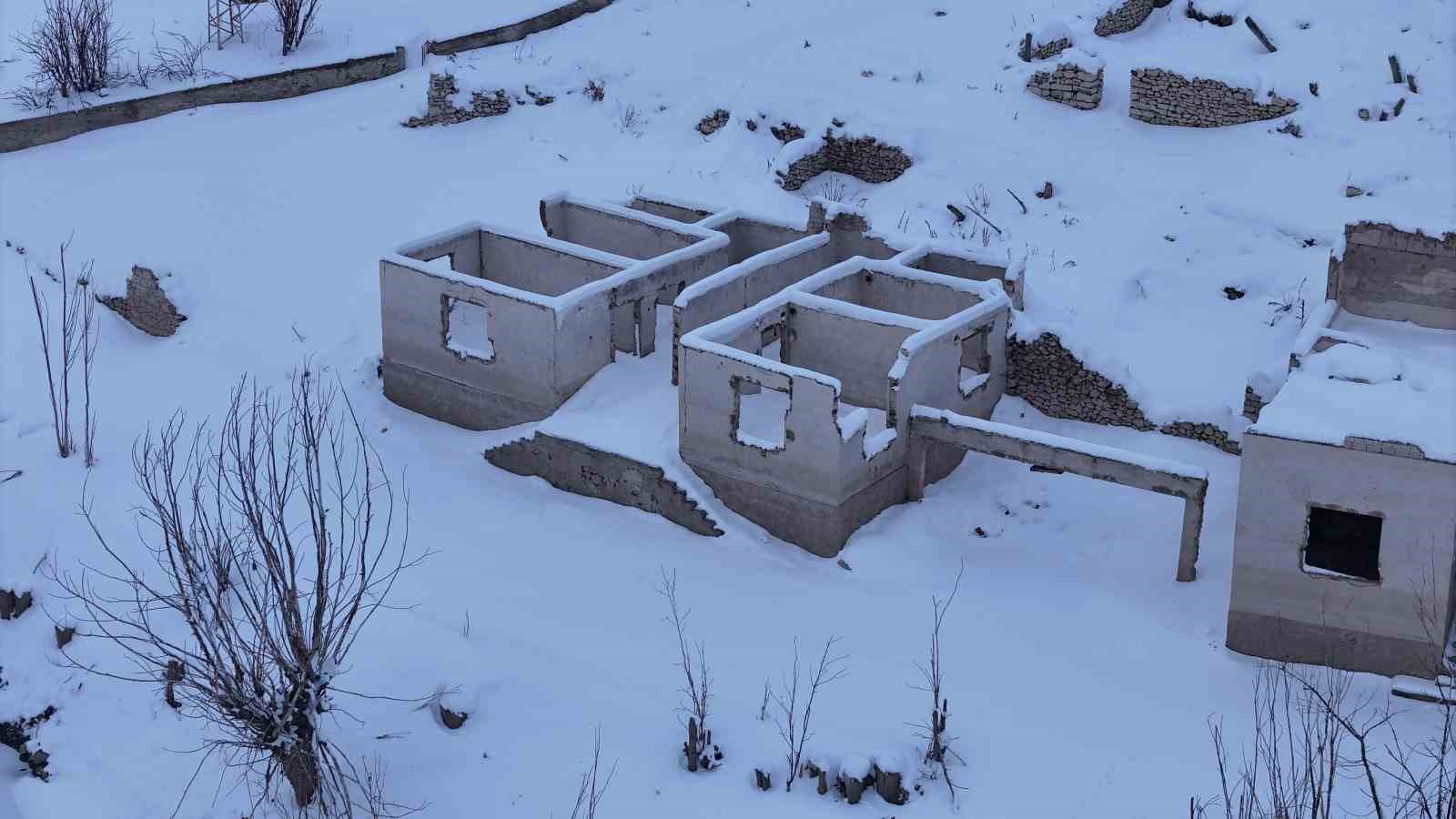 Bir zamanlar tamamen sular altında kalan köy, şimdi de kar altında kaldı
