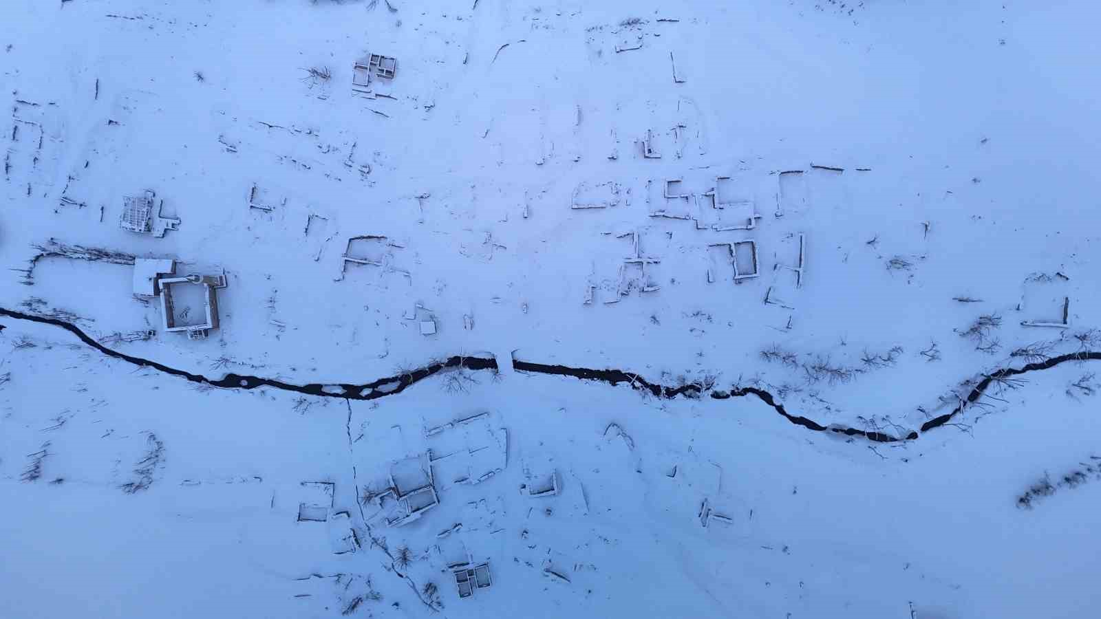 Bir zamanlar tamamen sular altında kalan köy, şimdi de kar altında kaldı
