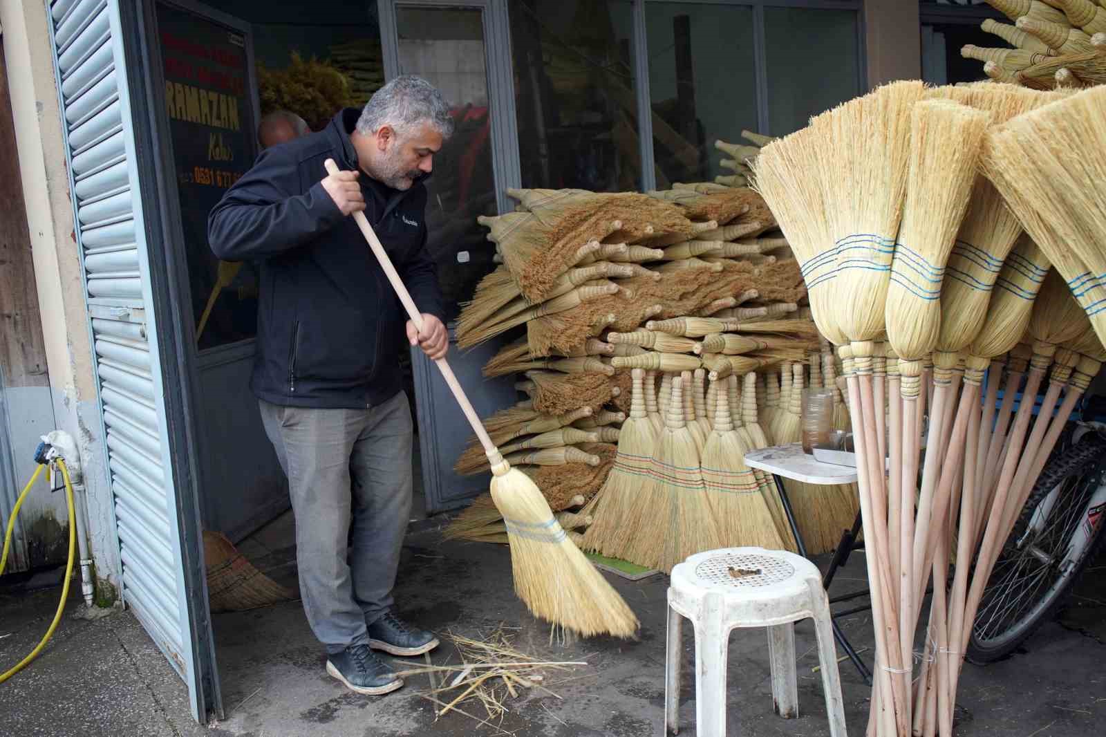 Bir zamanların vazgeçilmeziydi, şimdi yok oluyor: Ot süpürgelerde son ustalar
