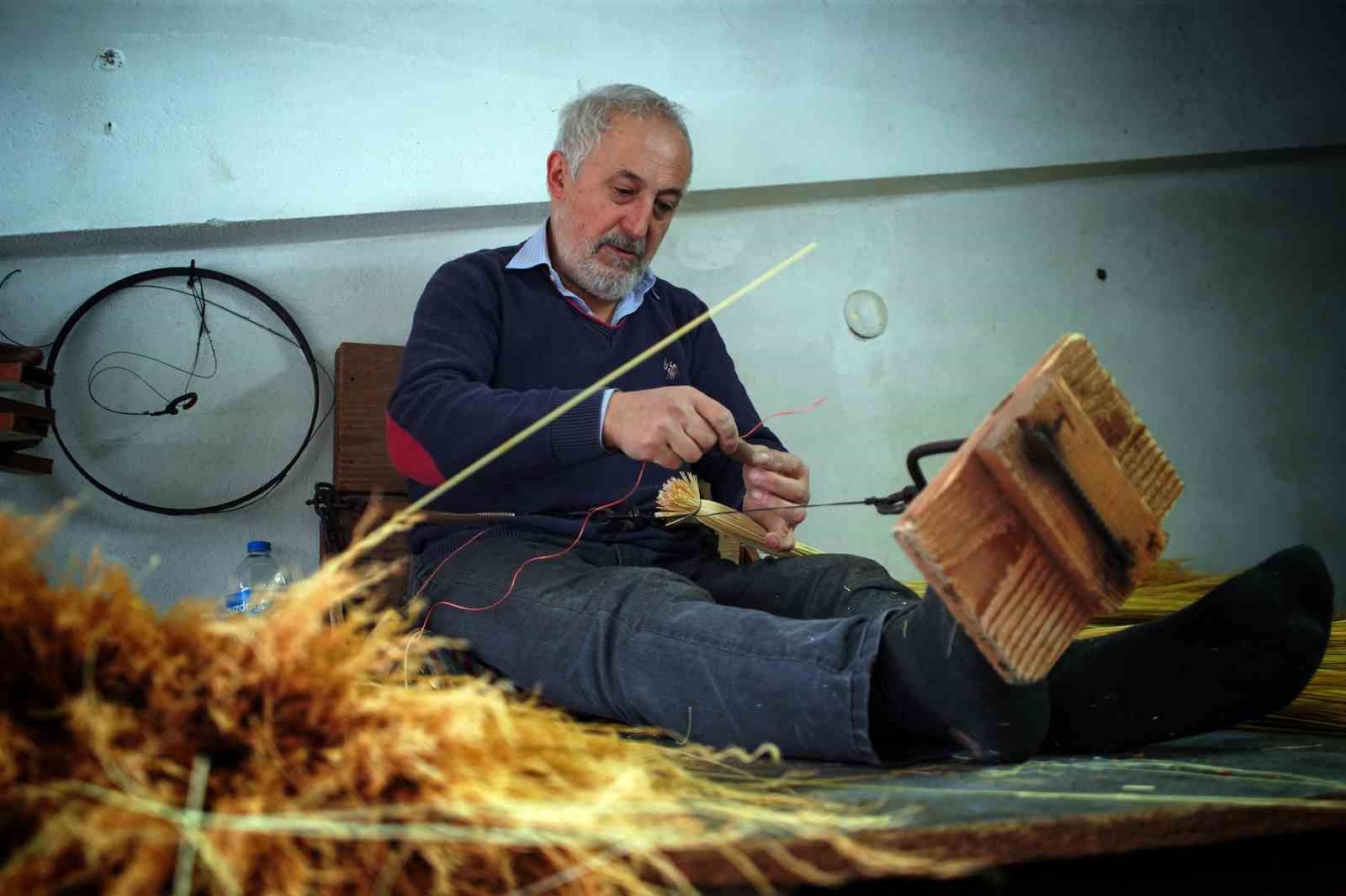 Bir zamanların vazgeçilmeziydi, şimdi yok oluyor: Ot süpürgelerde son ustalar
