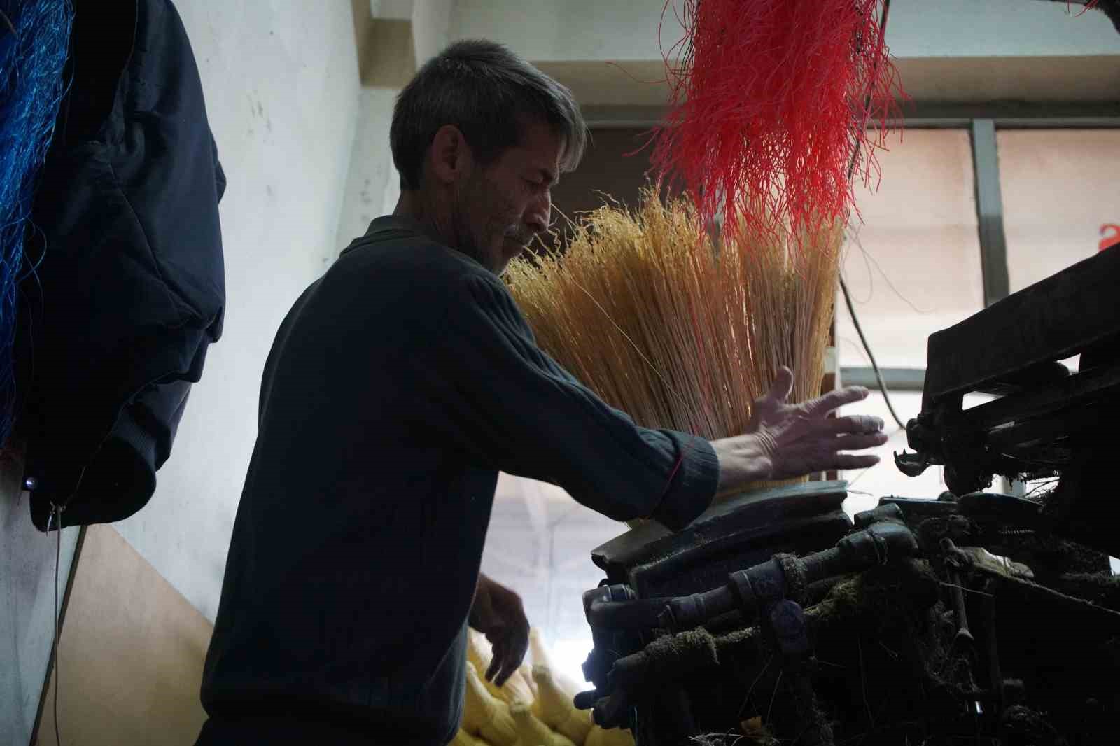 Bir zamanların vazgeçilmeziydi, şimdi yok oluyor: Ot süpürgelerde son ustalar
