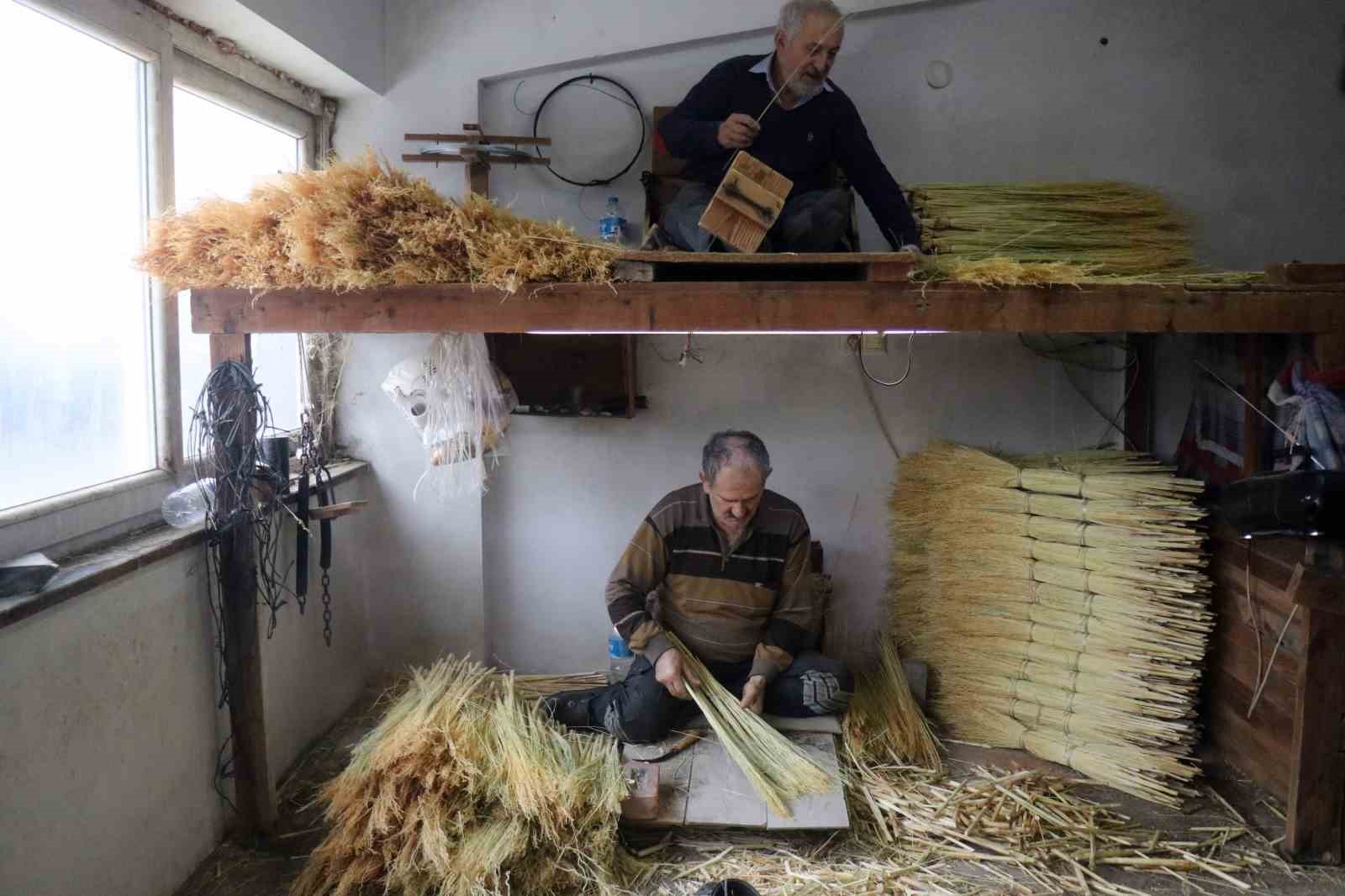 Bir zamanların vazgeçilmeziydi, şimdi yok oluyor: Ot süpürgelerde son ustalar
